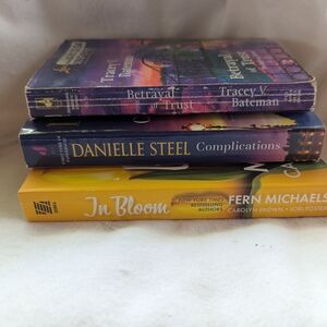 Set of Three Novels - Multicolor